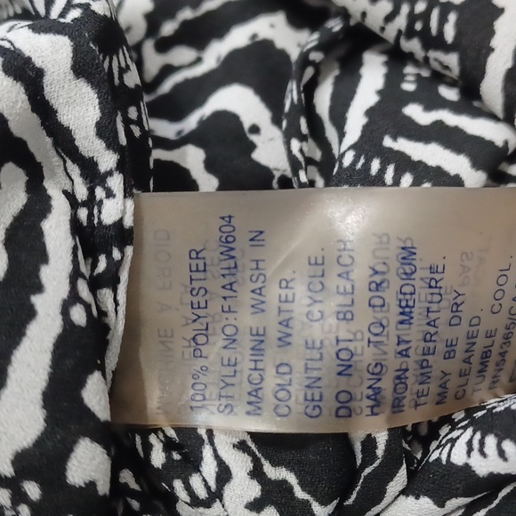 PETER NYGARD black & white cold-shoulder blouse. Button close. Size 6. NWT - Picture 14 of 16